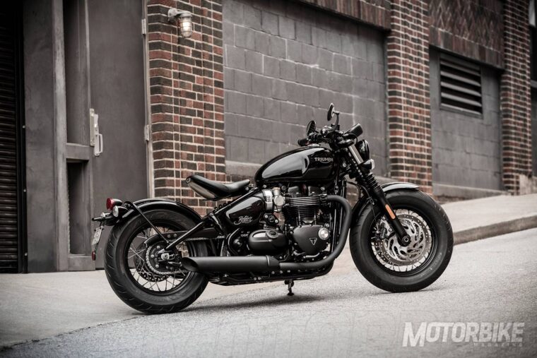 Triumph-Bonneville-Bobber-Black-2018-47