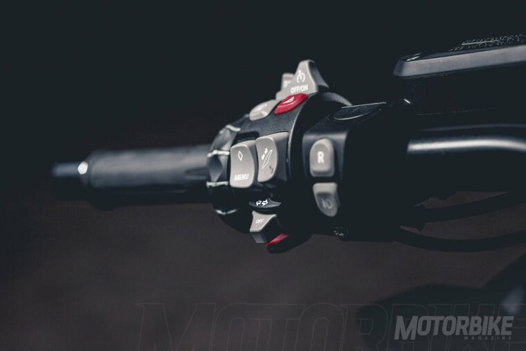 BMW-K-1600-B-Bagger-37