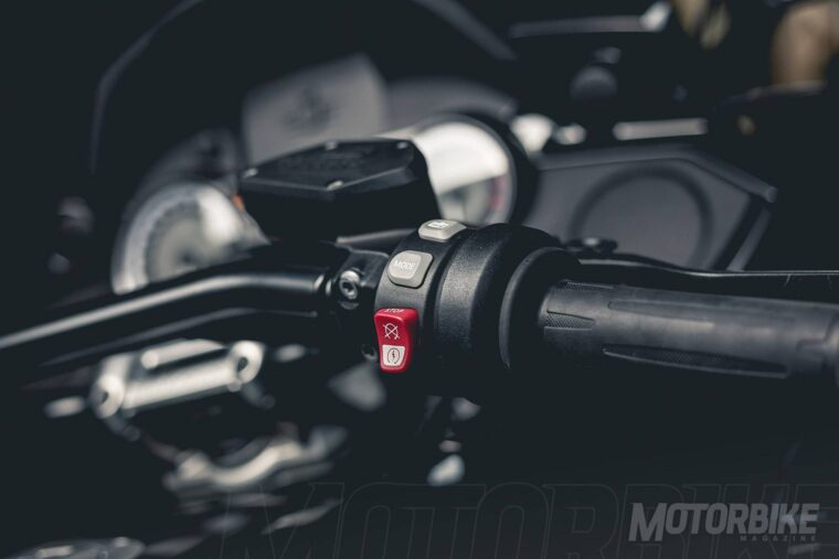 BMW-K-1600-B-Bagger-38