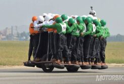 Vídeo - Récord: 58 personas en una misma moto 7 record 58 personas moto india 34