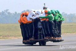 Vídeo - Récord: 58 personas en una misma moto 6 record 58 personas moto india 35