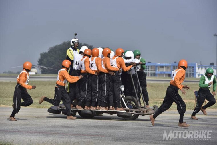 record-58-personas-moto-india-36