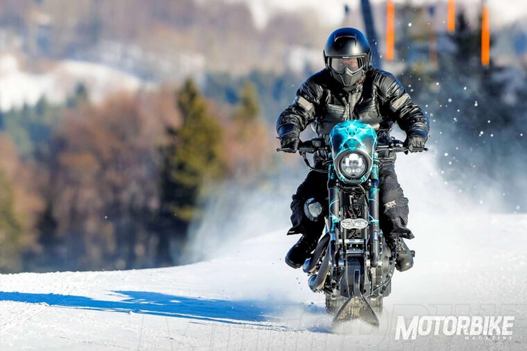 Harley-Davidson-Sportster-Roadster-de-nieve-Banka-Bystrica-01