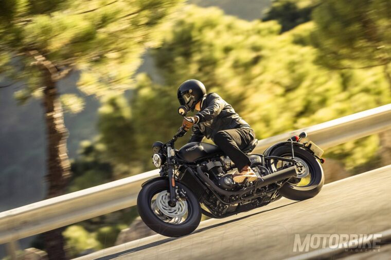 Triumph-Bobber-Black-2018-12