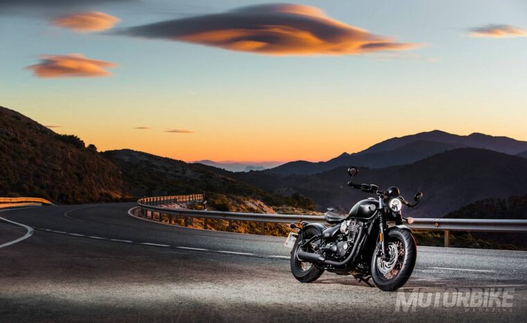 Triumph-Bobber-Black-2018-19