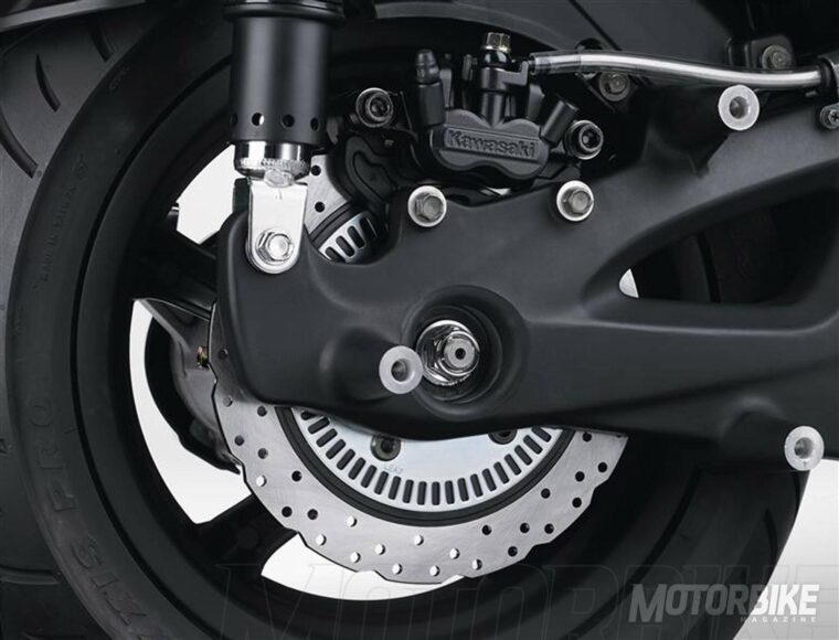 Kawasaki-J300-2018-02