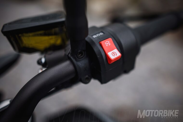 KTM-790-Duke-2018-Fotos-Estatics-13