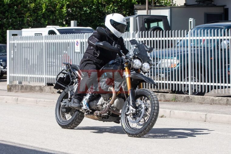 BikeLeaks. Moto Guzzi V85: ¡Primeras fotos espía en acción! 11 Moto Guzzi V85 bikeleaks espia 04