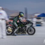 La Kawasaki H2R, ¡vuela! (literalmente) 2 Récord de velocidad: La Kawasaki Ninja H2 de producción supera los 337 km/h