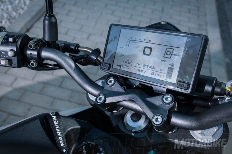 CFMoto-250-NK-2018-pruebaMBK18