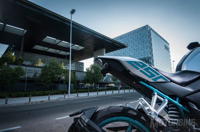 CFMoto-250-NK-2018-pruebaMBK30