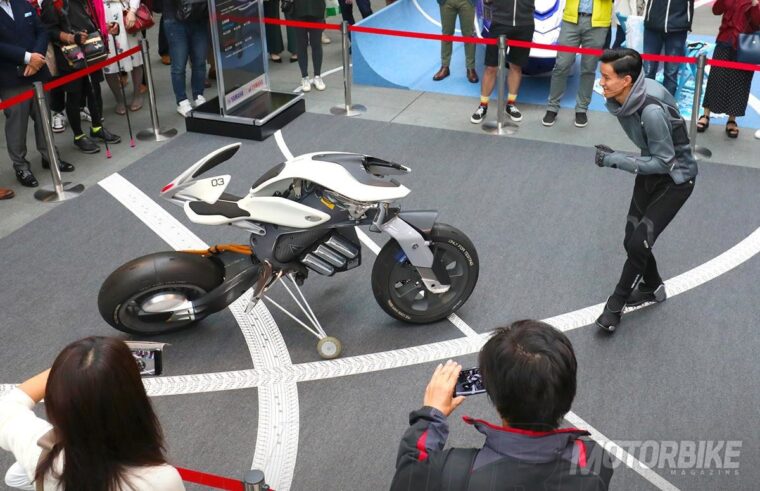 Yamaha-MOTOROiD-design-exhibition-01