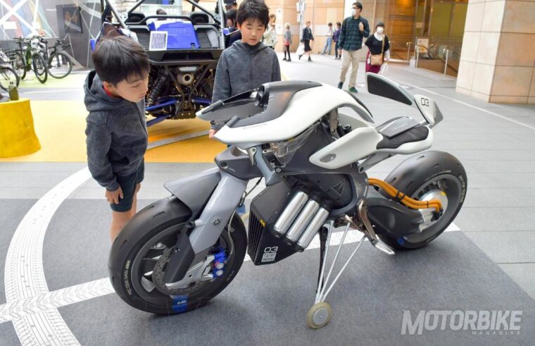 Yamaha-MOTOROiD-design-exhibition-02