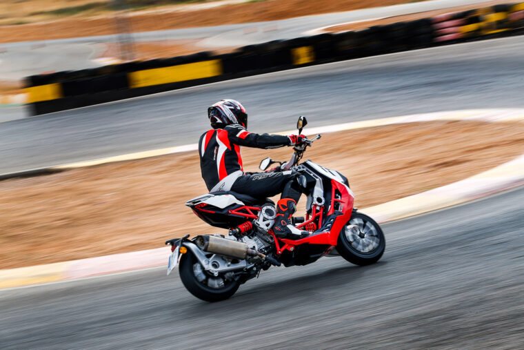 Italjet-Dragster-2022-accion-circuito - 15