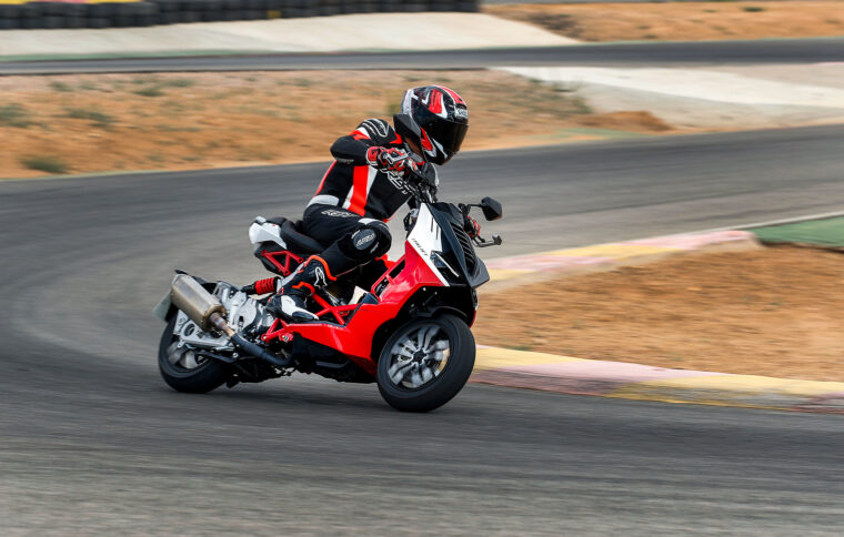 Italjet-Dragster-2022-accion-circuito - 18