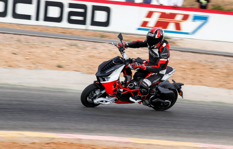 Italjet-Dragster-2022-accion-circuito - 20