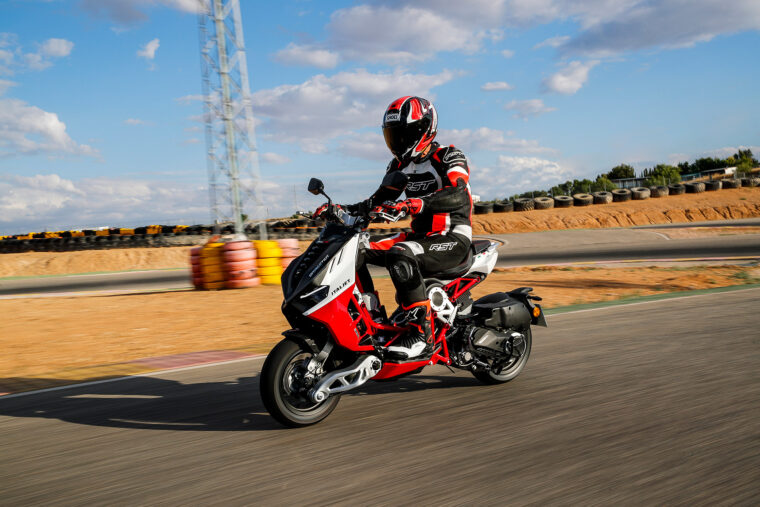 Italjet-Dragster-2022-accion-circuito - 24