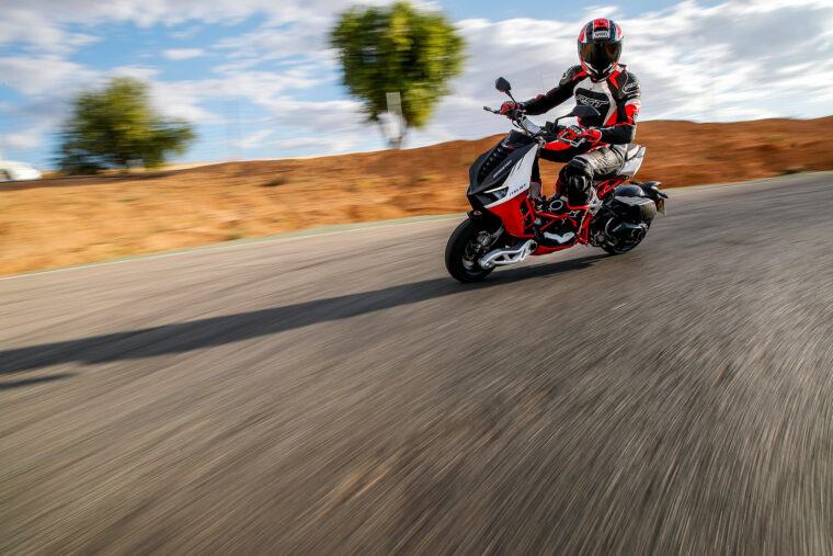 Italjet-Dragster-2022-accion-circuito - 28