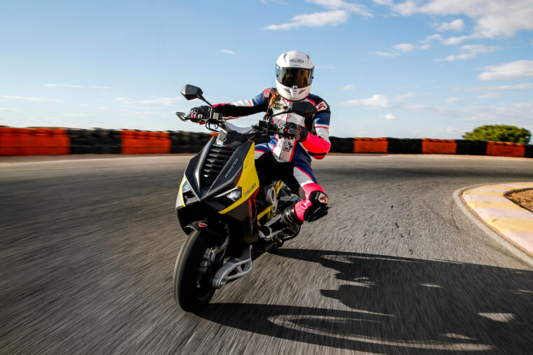 Italjet-Dragster-2022-accion-circuito - 48