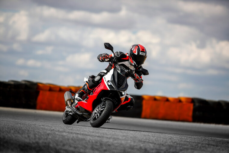 Italjet-Dragster-2022-accion-circuito - 7