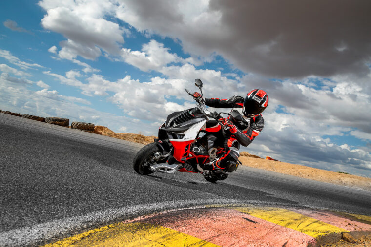 Italjet-Dragster-2022-accion-circuito - 9