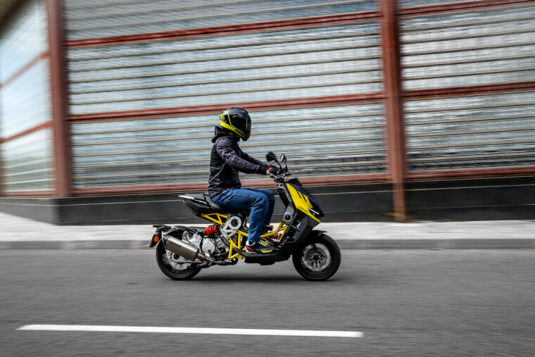 Italjet-Dragster-2022-accion-urbano - 10