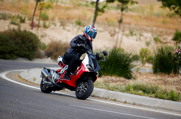 Italjet-Dragster-2022-accion-urbano - 11