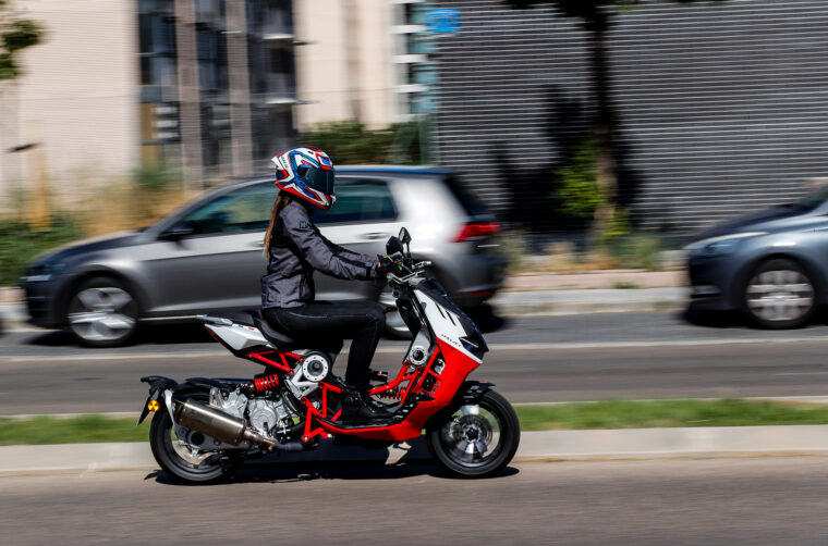 Italjet-Dragster-2022-accion-urbano - 17