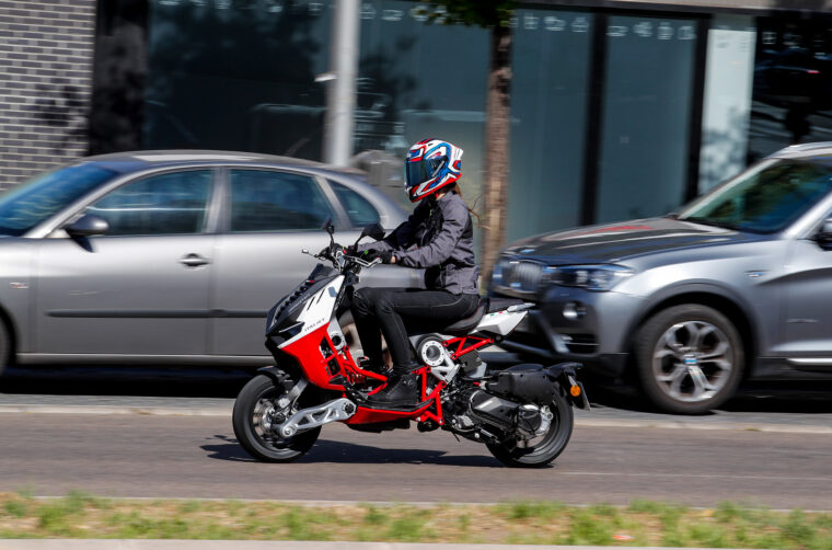 Italjet-Dragster-2022-accion-urbano - 18