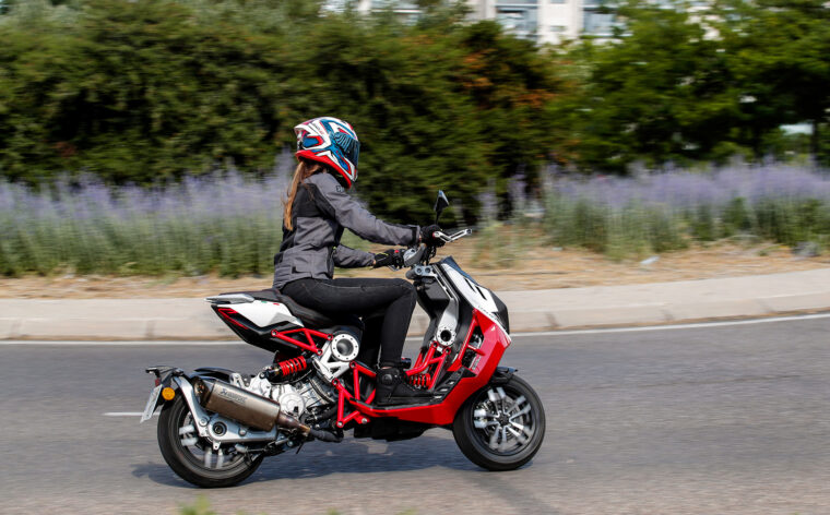 Italjet-Dragster-2022-accion-urbano - 19