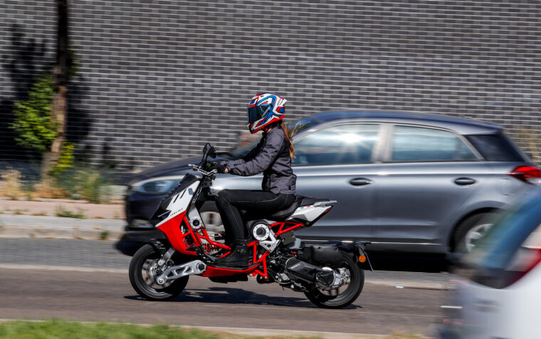 Italjet-Dragster-2022-accion-urbano - 20