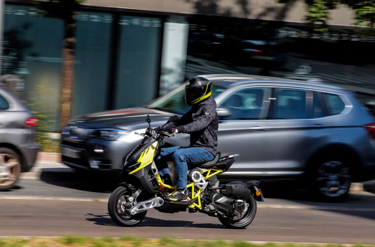 Italjet-Dragster-2022-accion-urbano - 21