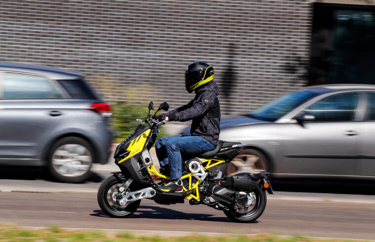 Italjet-Dragster-2022-accion-urbano - 23