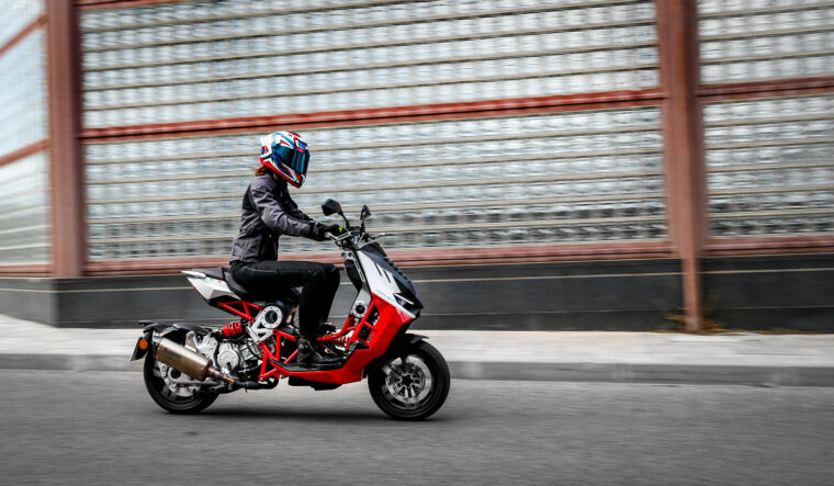 Italjet-Dragster-2022-accion-urbano - 6