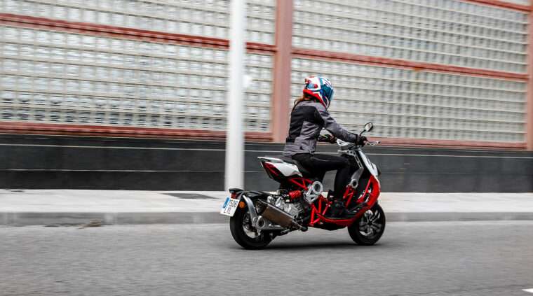 Italjet-Dragster-2022-accion-urbano - 7