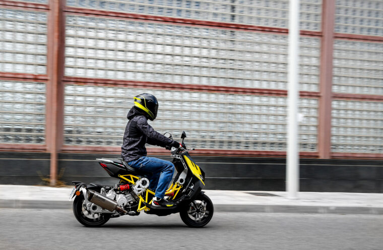 Italjet-Dragster-2022-accion-urbano - 9