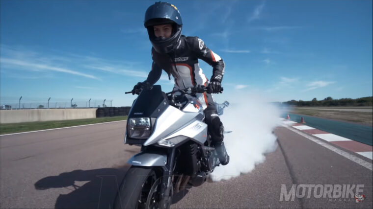 Suzuki-Katana-Sarah-Lezito-stunt-01