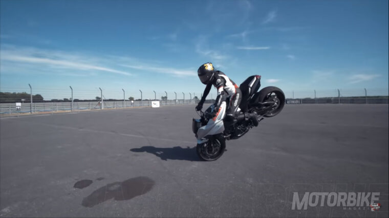 Suzuki-Katana-Sarah-Lezito-stunt-05