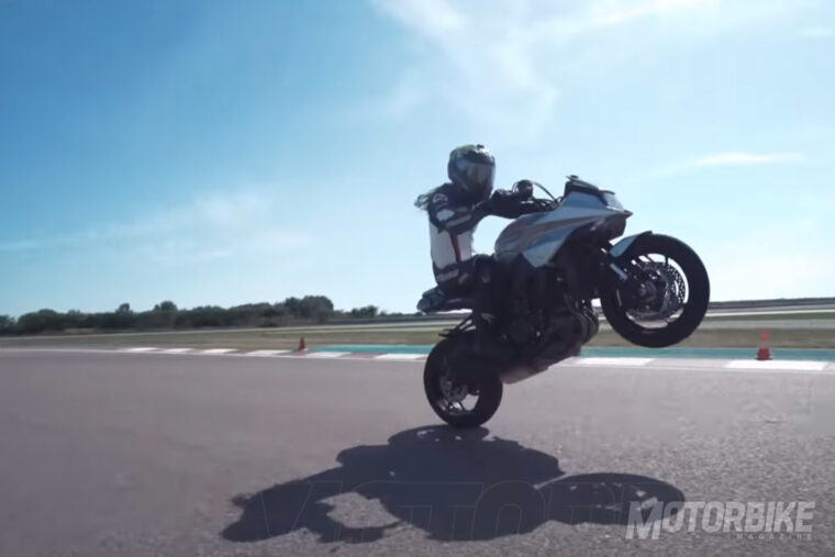 Suzuki-Katana-Sarah-Lezito-stunt