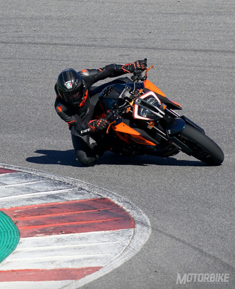 Prueba-KTM-1290-Super-Duke-R-2020-23