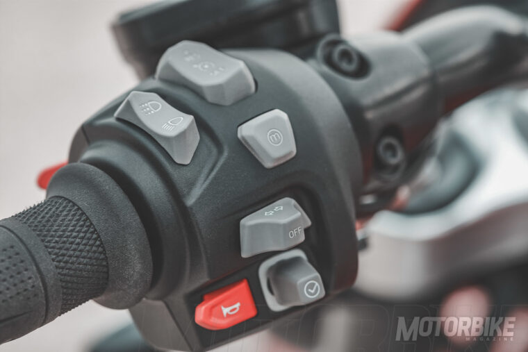 Triumph Rocket 3 R - GT - 2020 Prueba--22