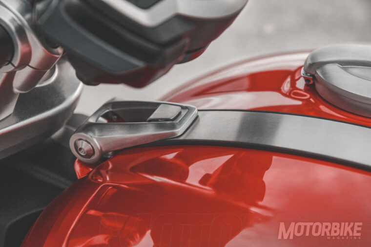 Triumph Rocket 3 R - GT - 2020 Prueba--24