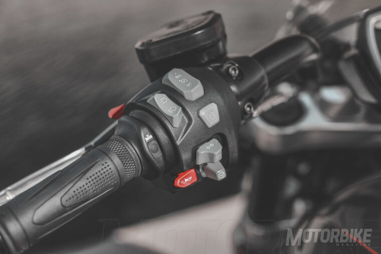 Triumph Rocket 3 R - GT - 2020 Prueba--30