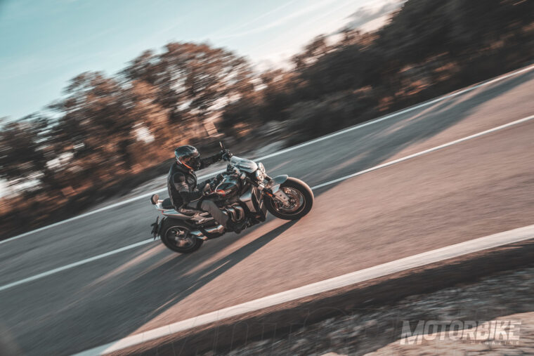 Triumph-Rocket-3-R-GT-2020prueba-03