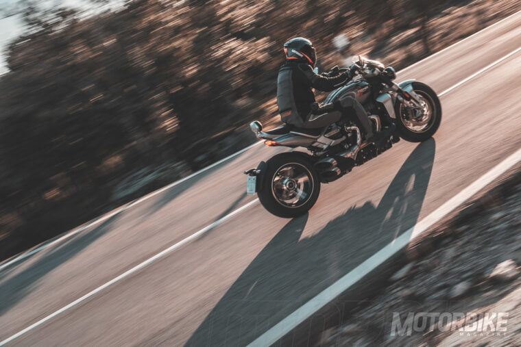 Triumph-Rocket-3-R-GT-2020prueba-04