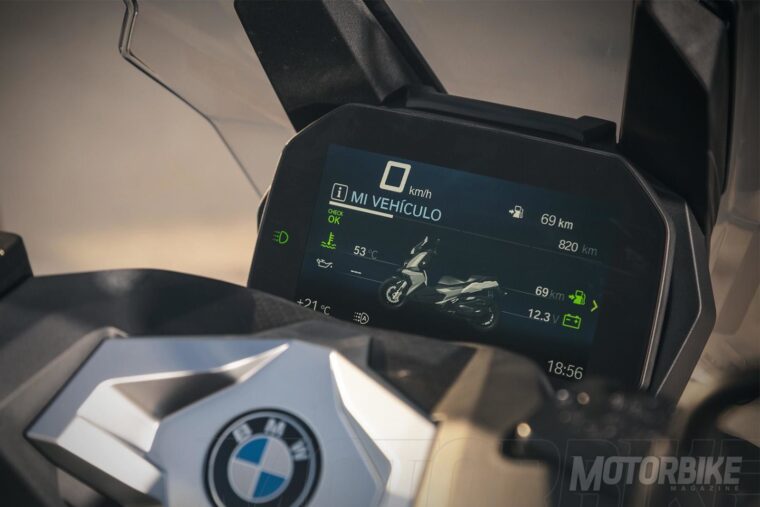 BMW-connected-ride-pantalla-TFT