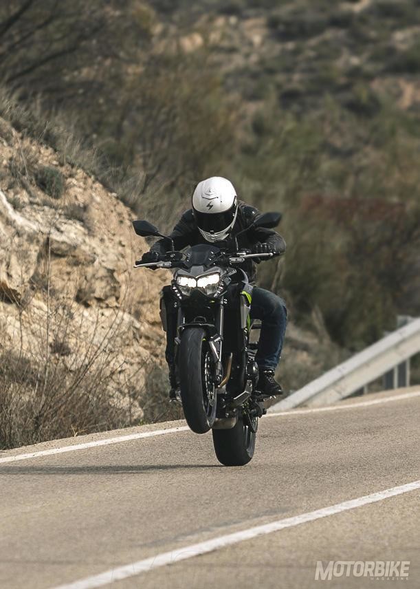 Kawasaki-Z900-2020-wheelie