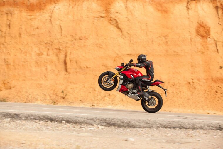 Ducati-Streetfighter-V4-2020-prueba-caballito