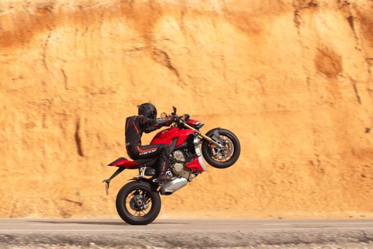 Ducati Streetfighter V4 S 2020 prueba caballito