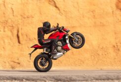 Ducati Streetfighter V4 S 2020 prueba wheelie